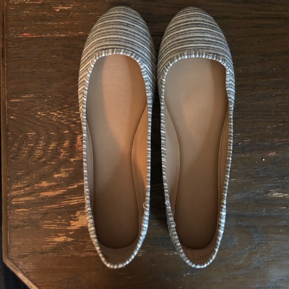 Universal Thread Slip on Shoes - Picture 4 of 4